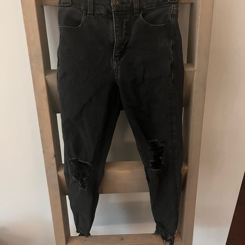 American Eagle Women’s Black Distressed Jeans